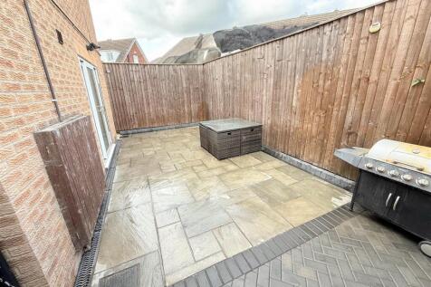 SIDE COURT YARD