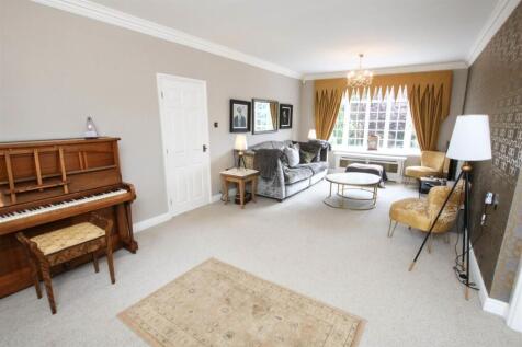 SITTING/LIVING ROOM