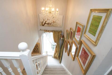 GALLERY STYLE FIRST FLOOR LANDING