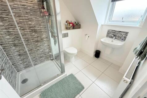 EN-SUITE SHOWER ROOM