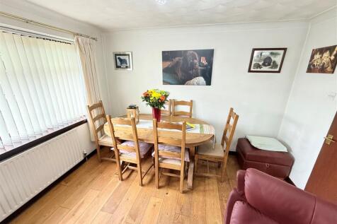 LOUNGE / DINING ROOM