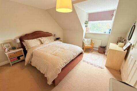 MAIN BEDROOM