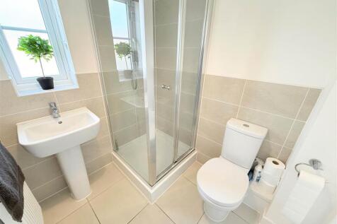 EN-SUITE SHOWER ROOM