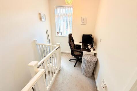 FIRST FLOOR LANDING
