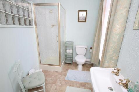 EN-SUITE SHOWER ROOM