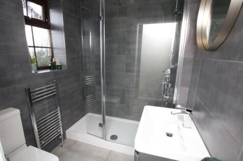 CONTEMPORARY SHOWER ROOM