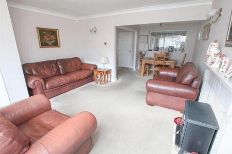 OPEN PLAN LOUNGE/DINING ROOM