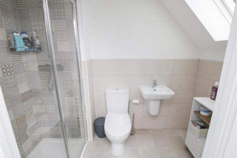EN-SUITE SHOWER ROOM