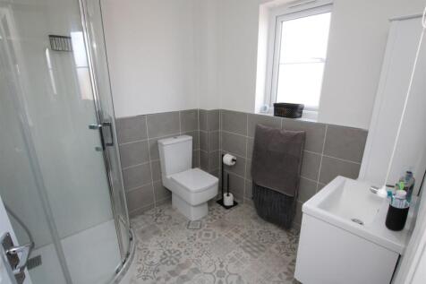EN-SUITE SHOWER ROOM