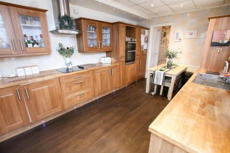 LARGE FITTED DINING KITCHEN