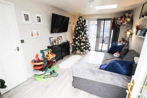 LIVING ROOM/ GARDEN ROOM