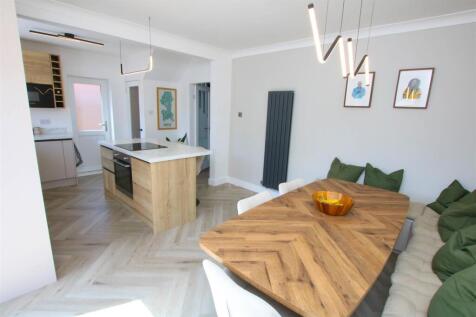 OPEN PLAN DINING KITCHEN