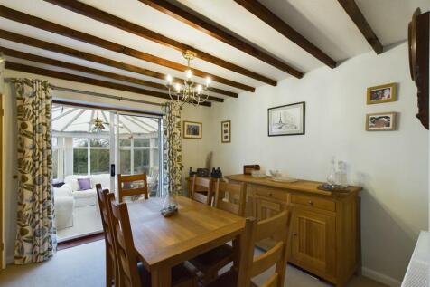 Dining room 1.jpg