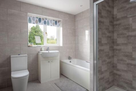10 Stony main bath.jpg