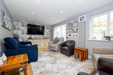Kitchen/Breakfast Room With Open Plan Family Area