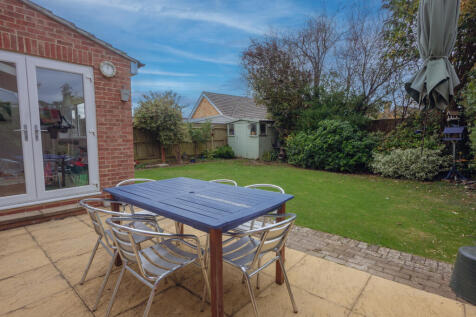 ENCLOSED REAR GARDEN