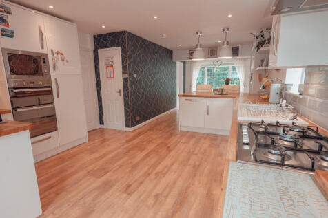 OPEN PLAN KITCHEN/DINING ROOM
