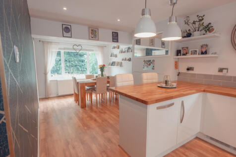 OPEN PLAN KITCHEN/FAMILY ROOM
