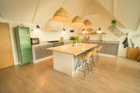KITCHEN/BREAKFAST BAR