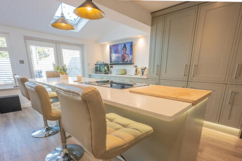 OPEN PLAN KITCHEN/DINING ROOM