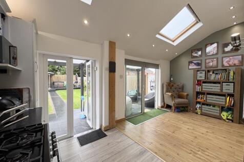 OPEN PLAN KITCHEN/DINING