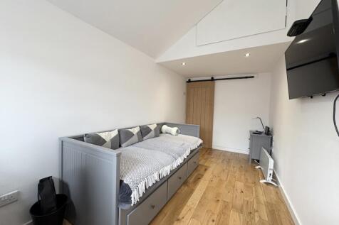 BEDROOM/STUDY