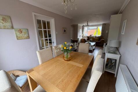 LIVING/DINING ROOM