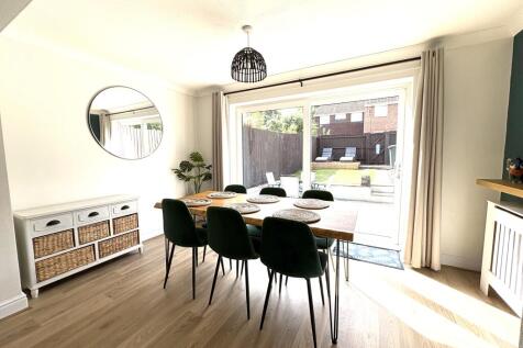 FAMILY/DINING ROOM