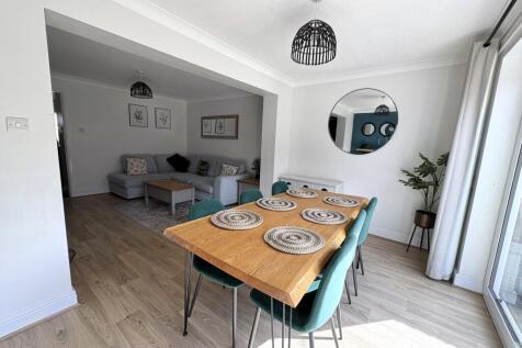 DINING/FAMILY ROOM