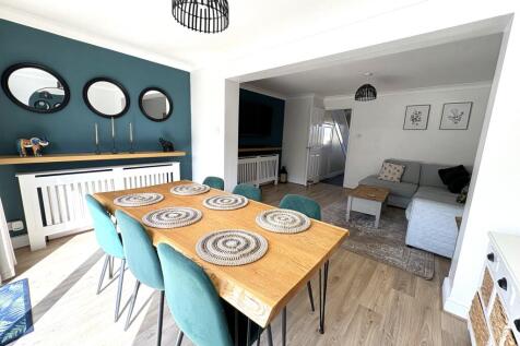 DINING/FAMILY ROOM