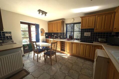 KITCHEN/DINING ROOM