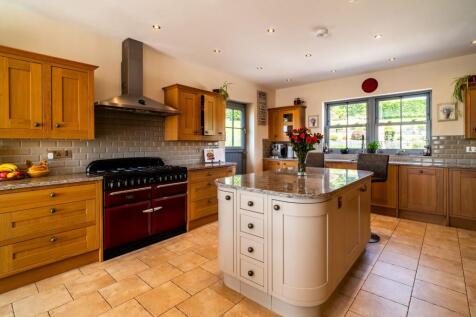 KITCHEN/LIVING ROOM