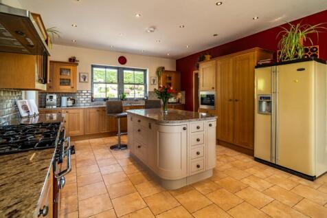 KITCHEN/LIVING ROOM