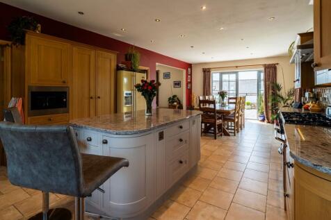 KITCHEN/LIVING ROOM