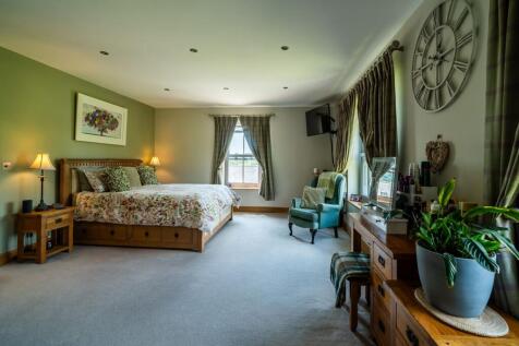 MAIN BEDROOM