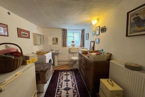 Downstairs Loo / Utility Room