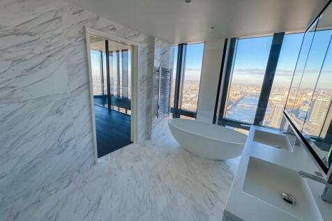 Damac Tower - Huge Bathroom with Bathtub With Lond