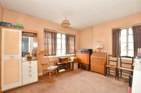 Spacious Double Bedroom at Lyndhurst Rise