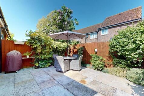 Back garden - Spacious house for Sale - E6