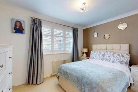 Master bedroom - Spacious house for Sale - E6