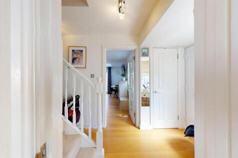 NEw refurbished - Spacious house for Sale - E6