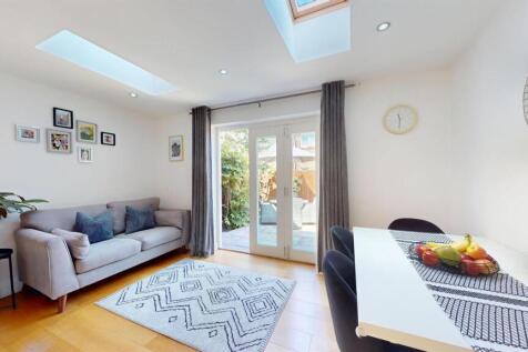 Living Room - Spacious house for Sale - E6