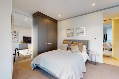 Spacious, Master Bedroom with canary wharf view at