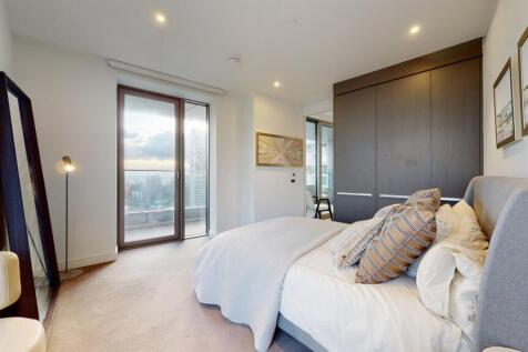 Spacious, Master Bedroom with canary wharf view at