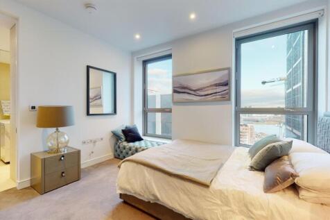 spacious bedroom with a river view - 10 Park Drive