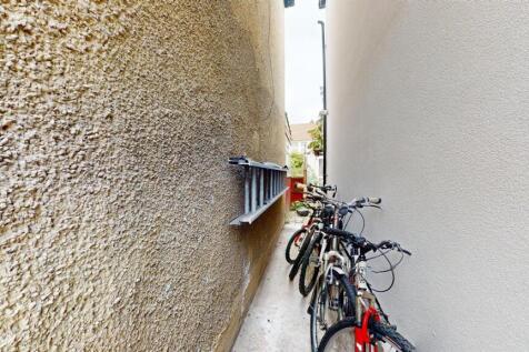 Big House for sale by Barrain London