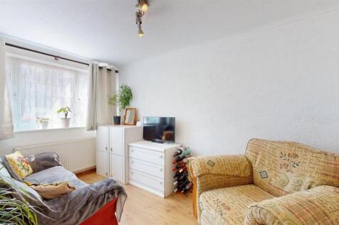 Living room for sale at E16 by Barrain London Esta