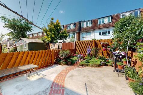 wide back Garden for sale at E16 by Barrain London