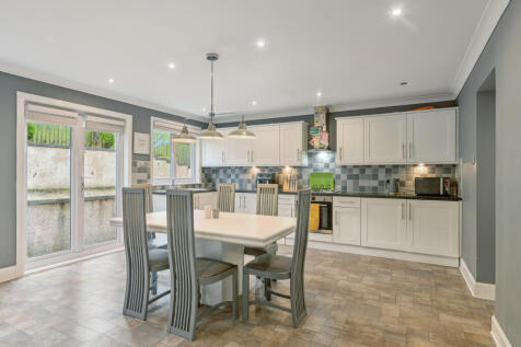 Kitchen/ Dining Room