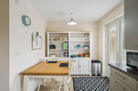 Kitchen/ Dining Room